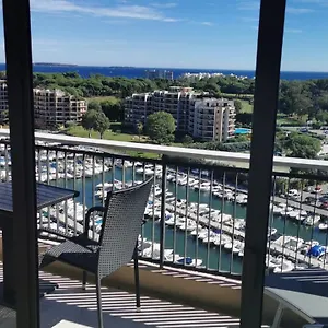 https://studio-face-mer-mandelieu-pres-de-cannes.fr-provencehotel.com